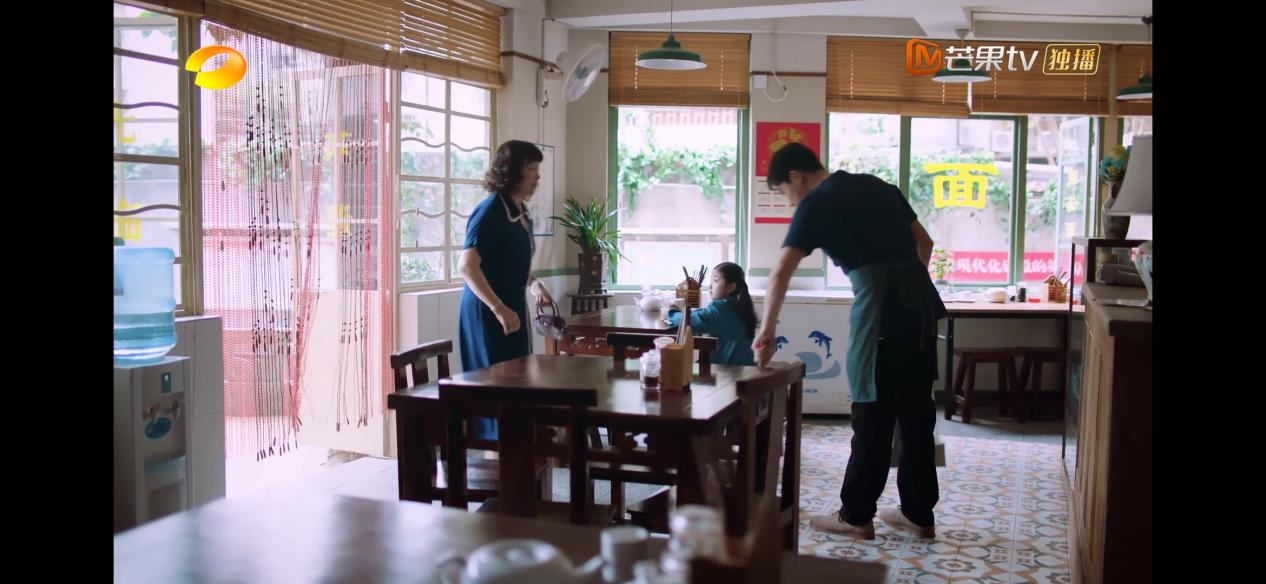 細(xì)看海潮面館，發(fā)現(xiàn)地面鋪設(shè)的花磚不一般